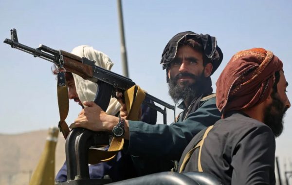 Des combattants talibans tiennent la garde dans un véhicule le long d'une rue à Kaboul, le 16 août 2021. (Source : Asia Times)