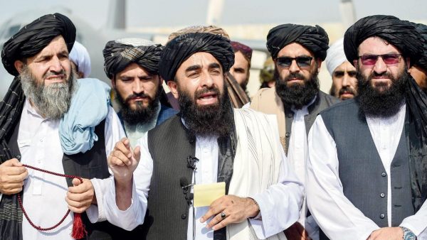 Le porte-parole des Taliban Zabihullah Mujahid (au centre) lors d'une conférence de presse à l'aéroport le 3 septembre 2021. (Source : Mid Day)
