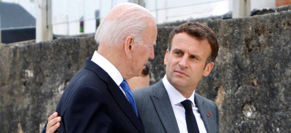 Le président américain Joe Biden et son homologue français Emmanuel Macron, lors du sommet du G7 au Royaume-Uni, le 1é juin à Carbis Bay dans les Cornouailles. (Source : Libre Belgique)