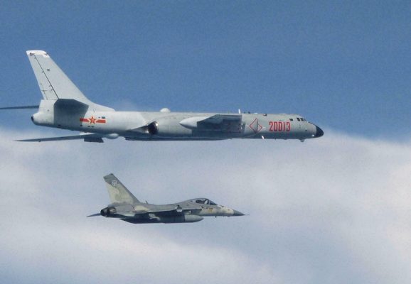 Les incursions aériennes sans précédent lancées par Pékin dans la zone d'identification de défense aérienne de Taïwan ont engagé des bombardiers chinois H-6. (Source : RFI)