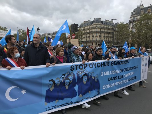 L'eurodéputé Raphaël Glucksmann (2e à partir de la gauche) et Dilnur Reyhan, présidente de l'institut ouïghour européen (au centre), en tête de la "marche contre le génocide ouïghour" organisé le 2 octobre 2021 à Paris. (Crédit : Baptiste Fallevoz)