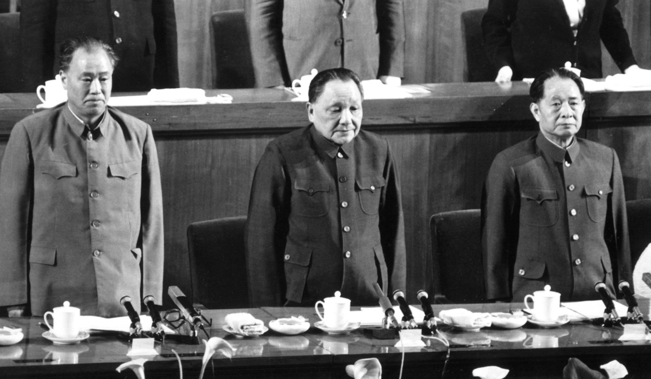 Le dirigeant chinois Deng Xiaoping, entouré de Zhao Ziyang (à g.), alors Premier ministre, et de Hu Yaobang (à d.), alors secrétaire général du Parti communiste chinois, lors d'un meeting en 1984. (Source : SCMP)
