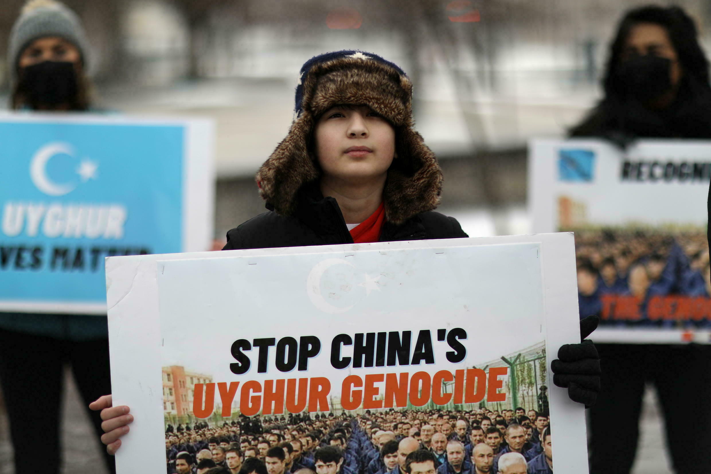 Manifestation pour encourager le Canada et d'autres pays à dénoncer un "génocide" contre les ouïghours au Xinjiang, devant l'ambassade canadienne à Washington, le 19 février 2021. (Source : France 24)