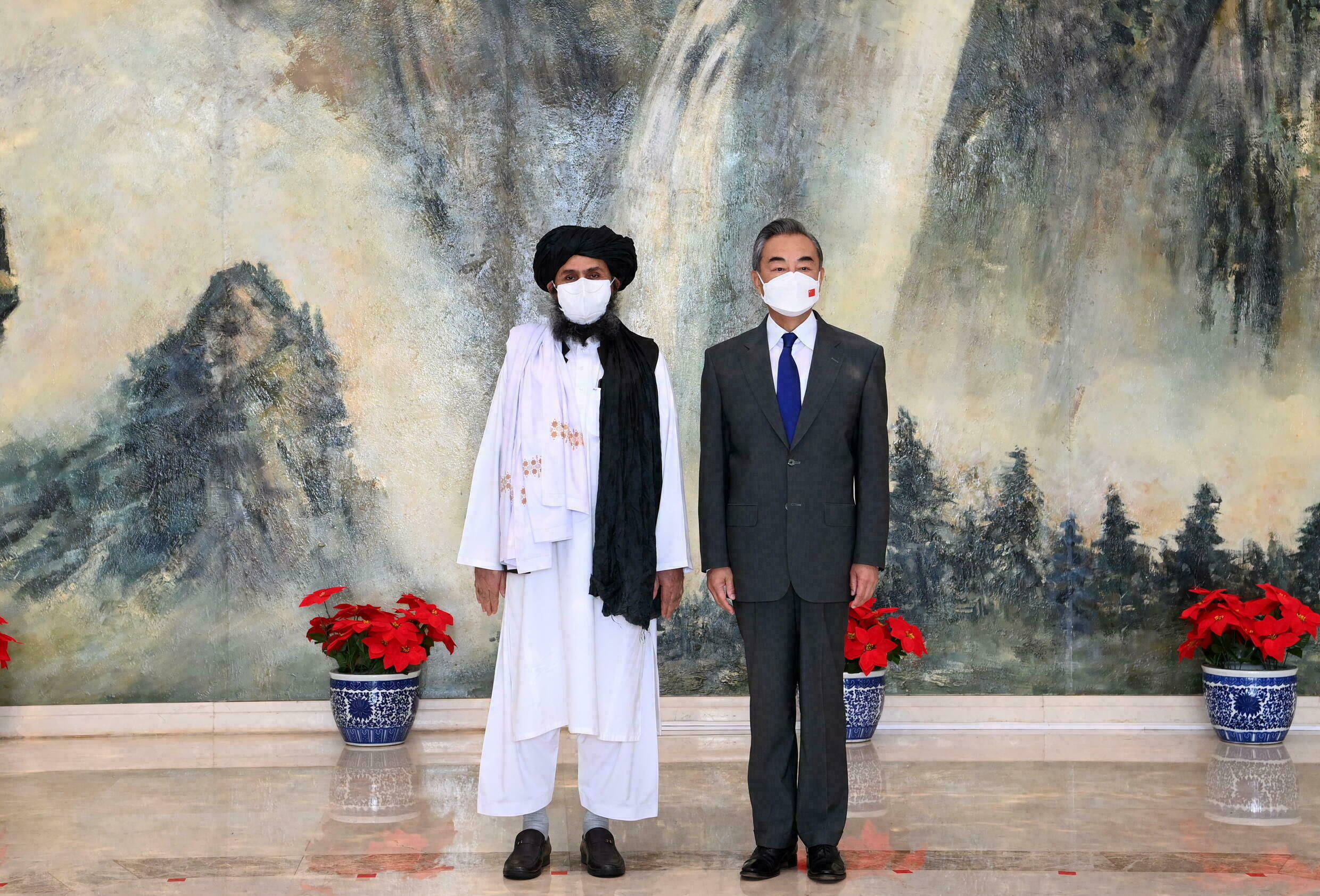 Le co-fondateur des talibans, le Mollah Abdul Ghani Baradar et le ministre chinois des Affaires étrangères Minister Wang Yi lors de leur réunion à Tianjin, près de Pékin, le 28 juillet 2021. (Source : CNN)