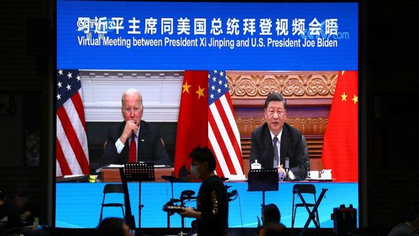 Le président américain Joe Biden et son homologue chinois Xi Jinping lors de leur rencontre virtuelle, le 15 novembre 2021. (Source : Lesechos)
