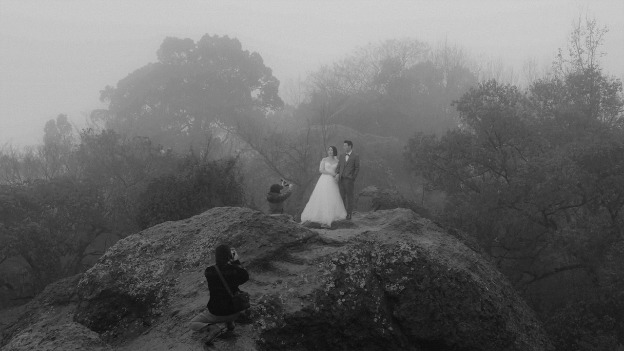Le noir et blanc donne un aspect irréel au film "The cloud in her room" de Zheng Lu Xinyuan. (Crédit : Norte Distribution)