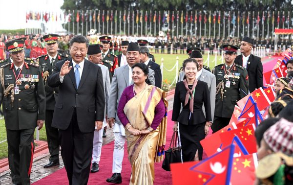 Xi Jinping à son arrivée à Katmandou, reçu par la présidente népalaise Bidya Devi Bhandari, le 13 octobre 2019, pour la première visite d'un président chinois dans le pays himalayen en 23 ans. (Source : Eleven Myanamar)