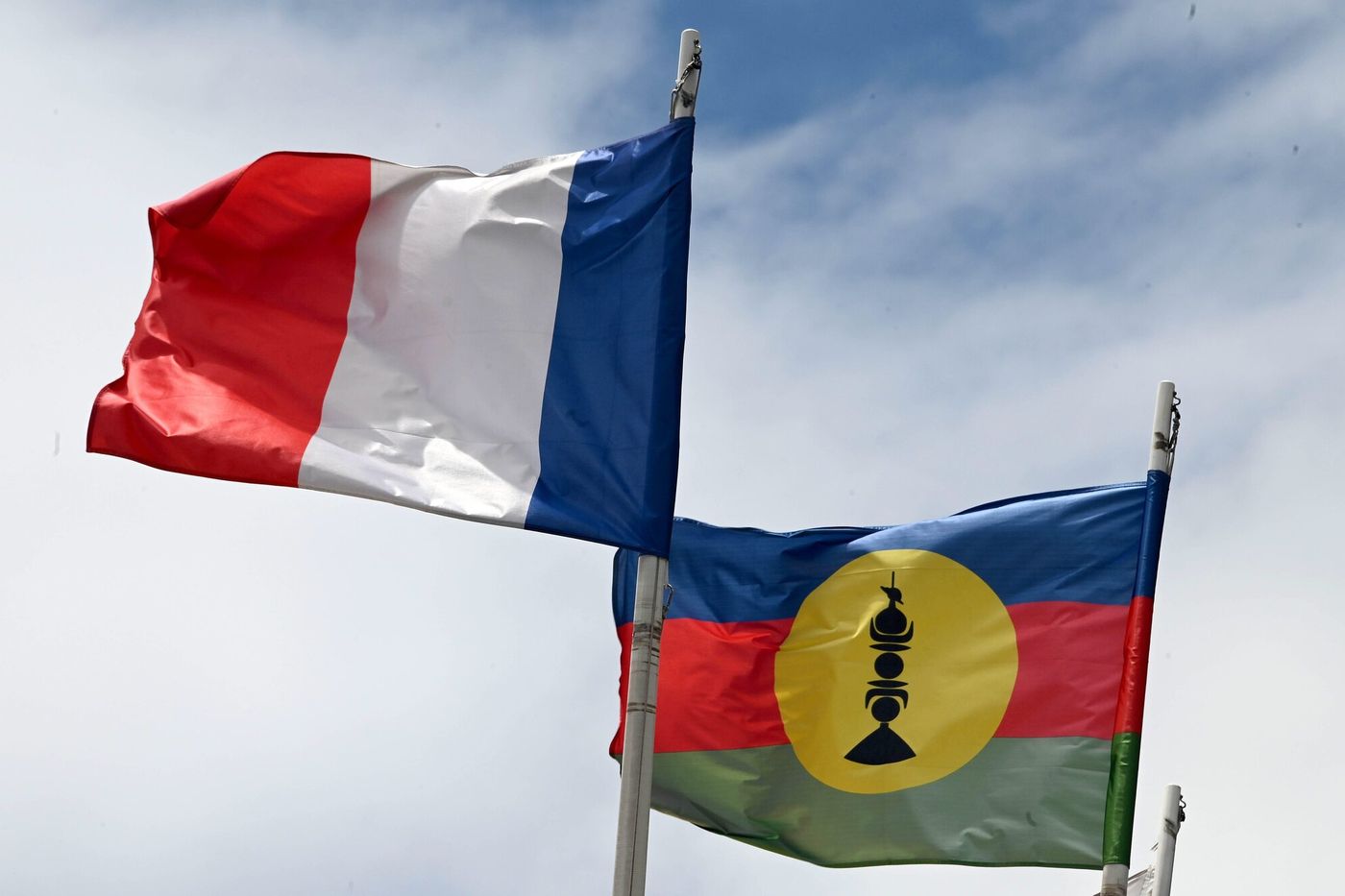 Le drapeau français et le drapeau de la Nouvelle-Calédonie à Nouméa, le 4 décembre 2021. (Source : La Croix)