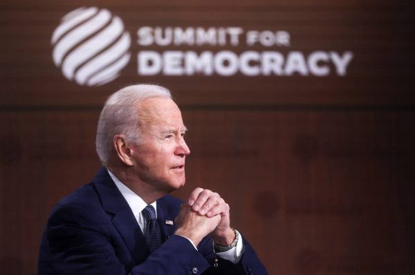 Le président américain Joe Biden lors du sommet virtuel pour la démocratie, qui a réuni plus de 100 chefs d'État et de gouvernement, les 9 au 10 décembre 2021. (Source : Japan Times)