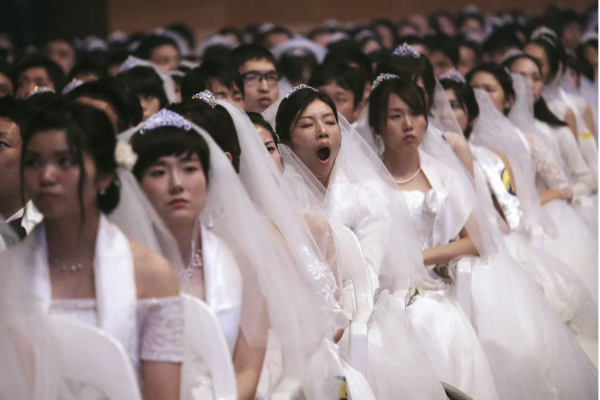 Une jeune mariée baille lors d'un mariage collectif Gapyeong, en Corée du Sud, en août 2019.(Source : SCMP)