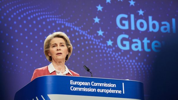 La présidente de la Commission européenne Ursula von der Leyen présente le projet de "portail mondial" ("Global gateway") à Bruxelles, le 1er décembre 2021. (Source : Euronews)