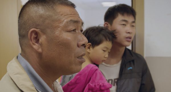 Scène du documentaire "H6" de Ye Ye avec le grand-père et le père d'une fille de 3 ans qui s'est roulée sur le main par un bus. (Copyright : Ye Ye / SaNoSi Productions)