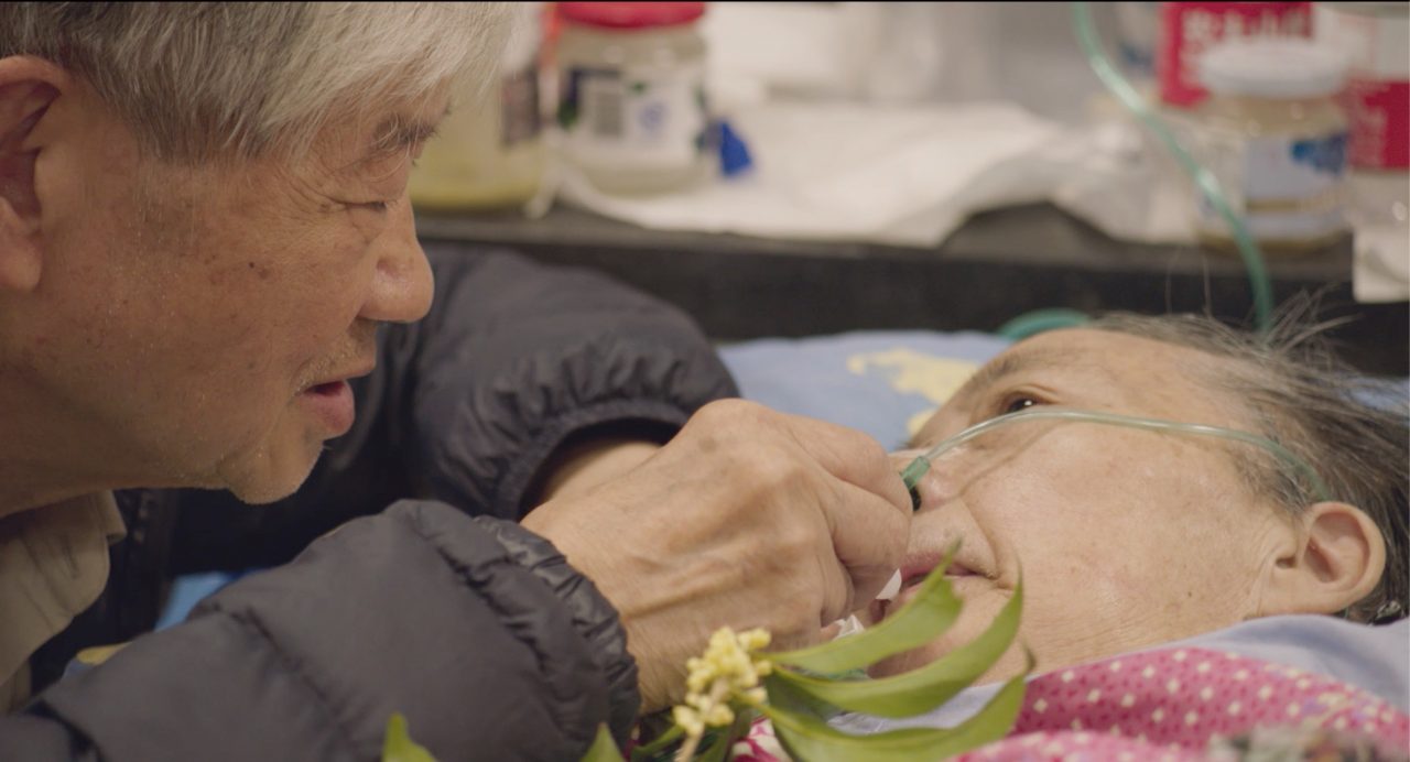 Scène du documentaire "H6" de Ye Ye avec le "vieil amoureux" qui vient chaque jour prendre soin de son épouse en fin de vie. (Copyright Ye Ye / SaNoSi Productions)