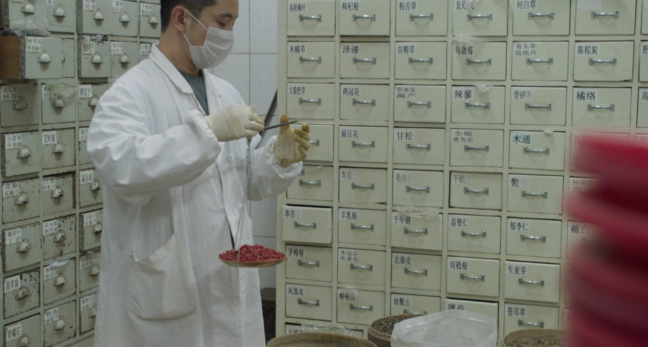 Scène du documentaire "H6" de Ye Ye, dans la salle de l'hôpital où se fabriquent quotidiennement décoctions traditionnelles et médicaments. (Copyright : Ye Ye / SaNoSi Productions)