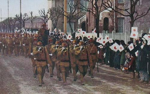 Défilé des renforts envoyés par l'Armée impériale dans Hongkou lors de "l'incident de Shanghai". (Source : Ameblo)