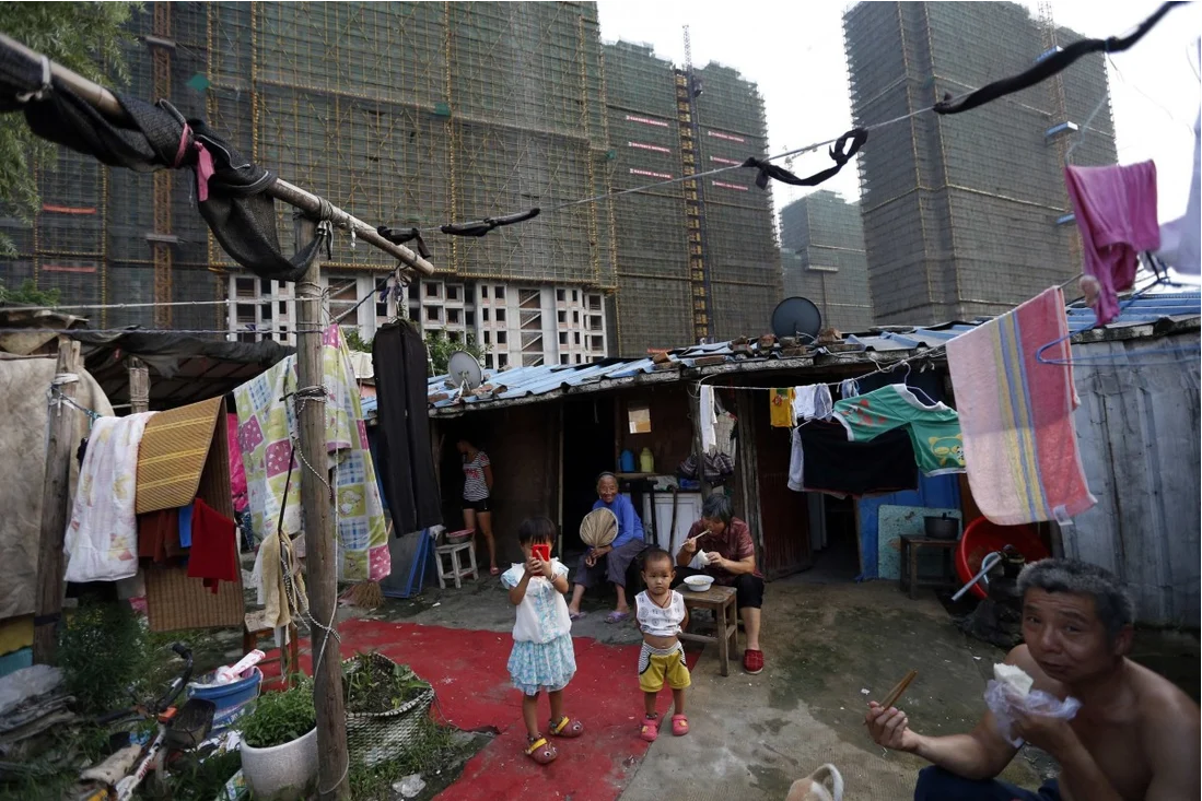 Famille de migrants pauvres dans leur abri de fortune près d'un site de construction dans la province côtière chinoise du Zhejiang, au sud de Shanghai. (Source : SCMP)