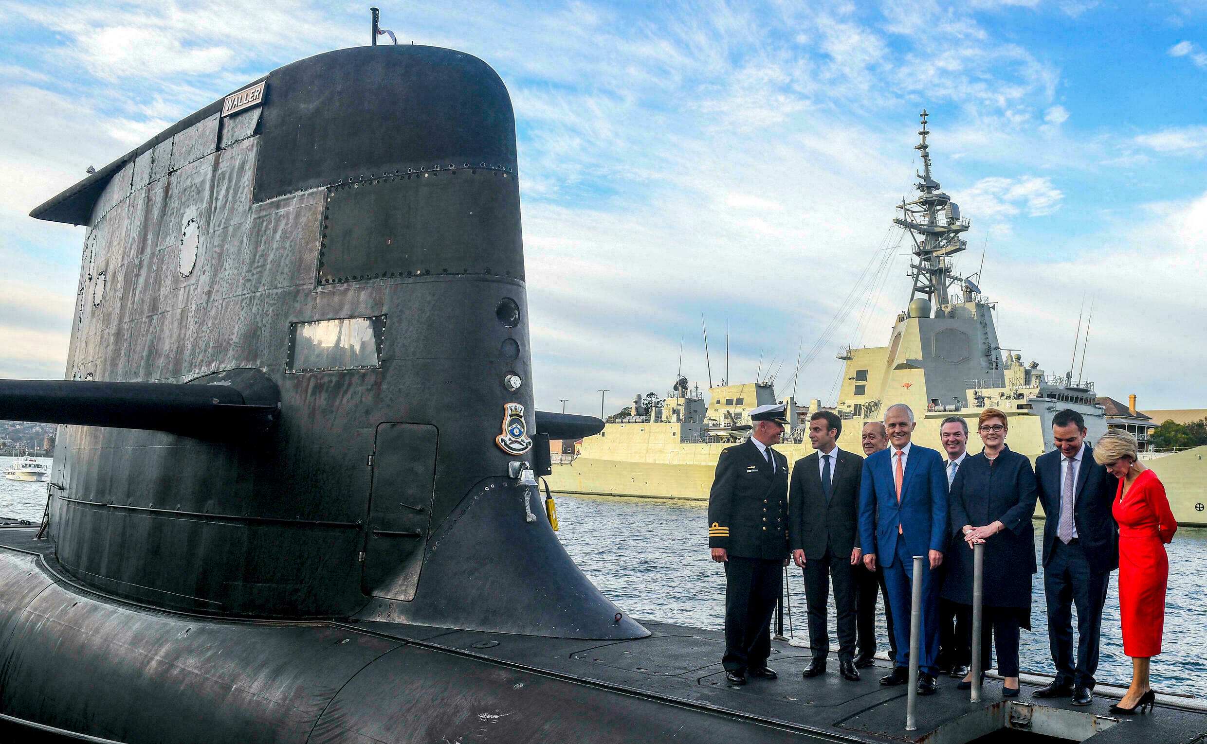 Le président français Emmanuel Macron et l'ancien Premier ministre australien Malcolm Turnbull sur le pont du HMAS Waller, un sous-marin de classe Collins opéré par la Royal Australian Navy, à Sydney en mai 2018. (Source : F24)