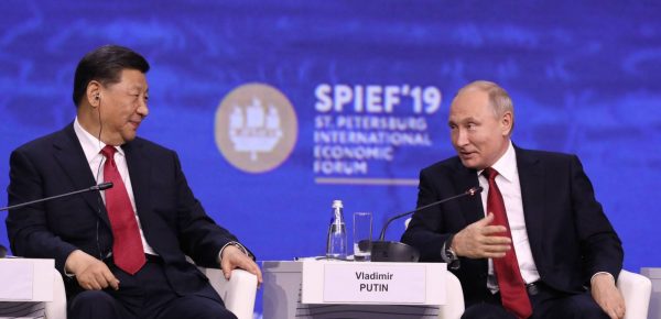 Le président Xi Jinping et son homologue russe Vladimir Poutine lors du Forum économique international de Saint-Petersbourg (SPIEF), le 7 juin 2019. (Source : Japan Times)