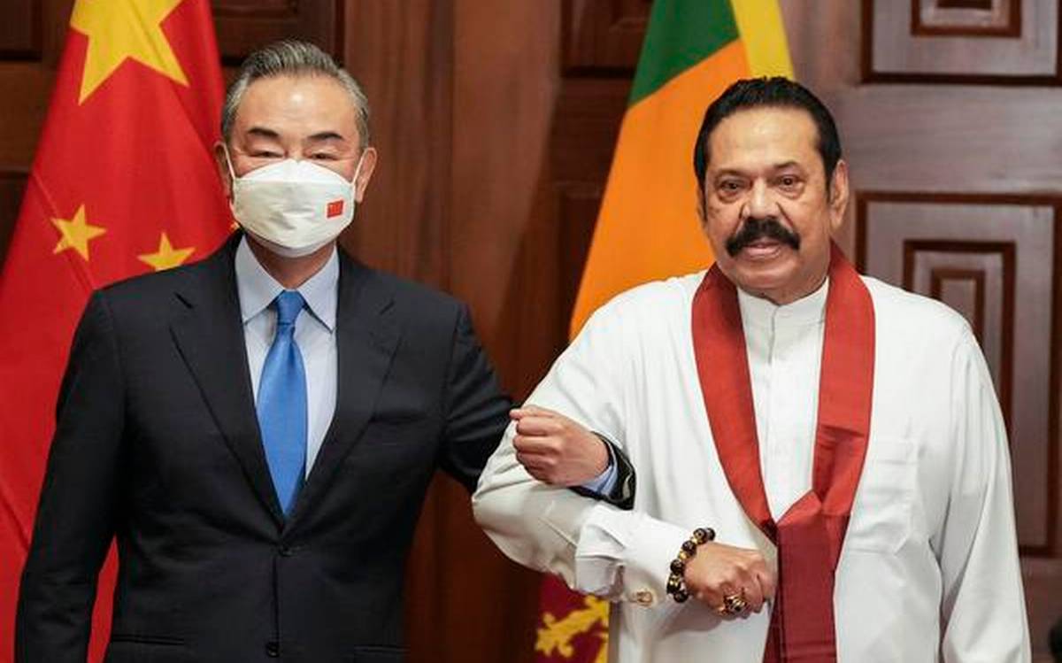Le ministre chinois des Affaires étrangères et le Premier ministre sri-lankais Mahinda Rajapaksa, le 9 janvier 2022 à Colombo. (Source : The Hindu)