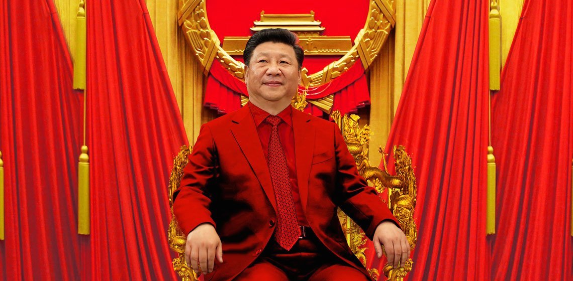"Président de tout". Si ce qualificatif rappelle Hongwu, l’empereur des Ming qui insistait sur sa volonté de centraliser le pouvoir dans ses mains, Xi Jinping s’est propulsé dans un âge d’or tout comme l’empereur Qianlong, celui de la puissance culturelle et militaire. (Source : The Monthly)