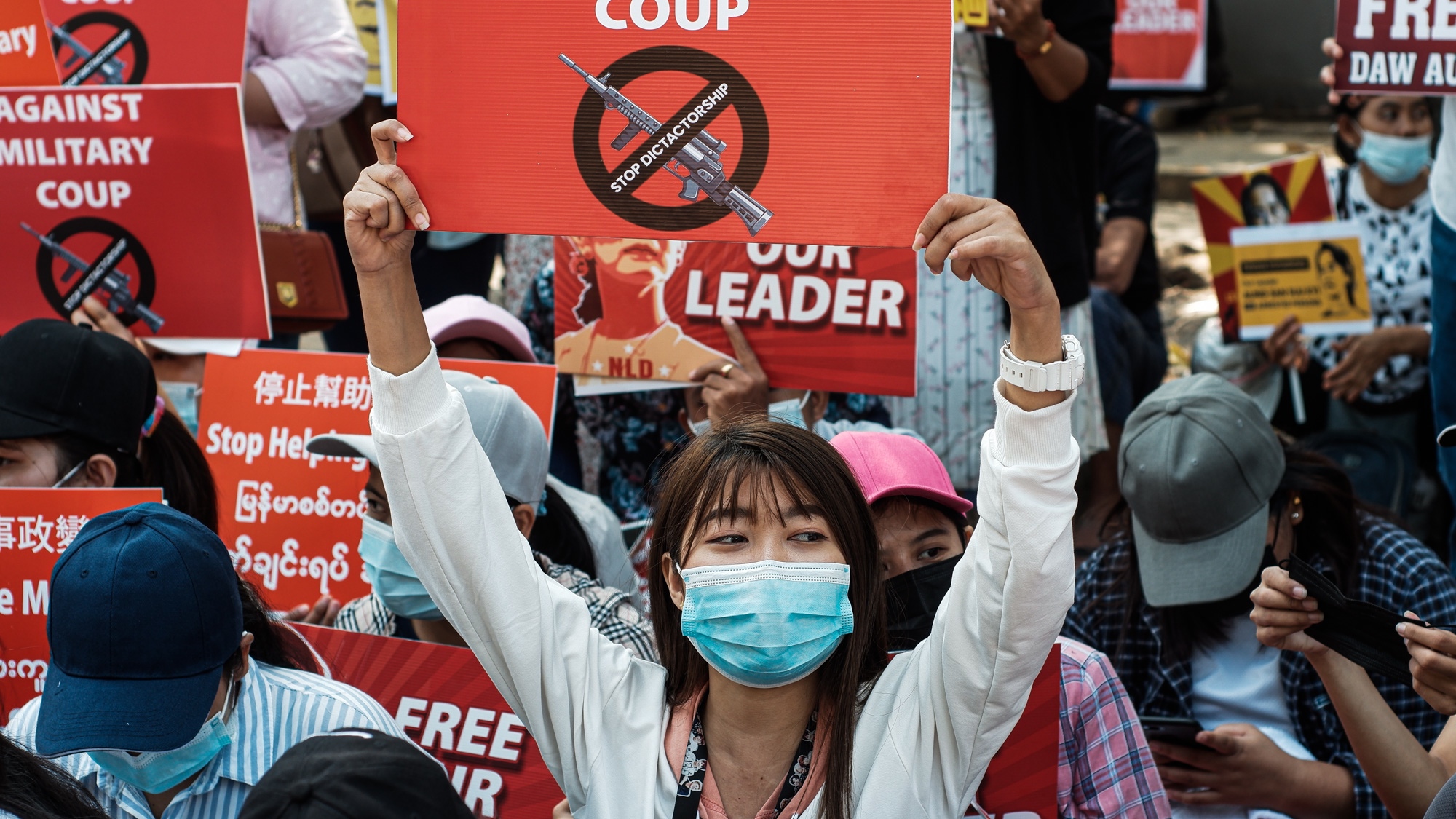 Manifestation à Rangoun contre le coup d'État des militaires birmans, le 14 février 2021. (Source : Wikimedia Commons)