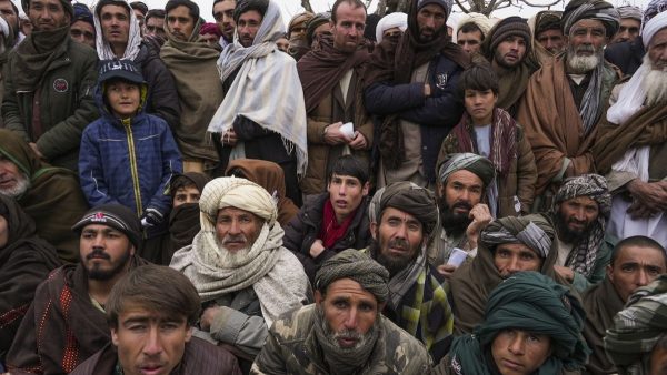 Des centaines d'Afghans viennent solliciter l'aide humanitaire à Qala-e-Naw, en Afghanistan, le 14 décembre 2021. (Source : CNN)