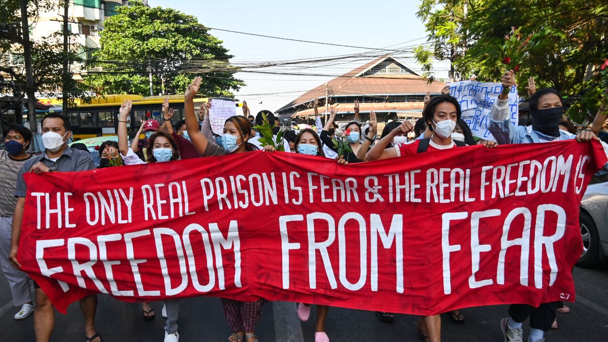 Manifestants contre le coup d'État militaire à Rangoun, le 5 décembre 2021. (Source : CNN)