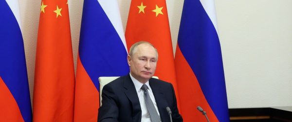 Le président russe Vladimir Poutine lors d'un entretien en visioconférence avec son homologue chinois Xi Jinping, depuis la résidence d'État de Novo-Ogaryovo, le 15 décembre 2021. (Source : SCMP)