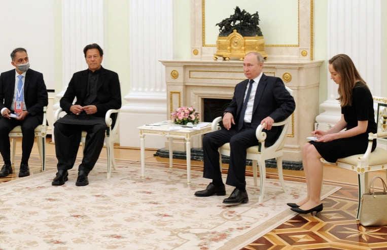 Le Premier ministre pakistanais Imran Khan reçu au Kremlin par le président russe Vladimir Poutine, le 24 février 2022 à Moscou. (Source : Al Jazeera)