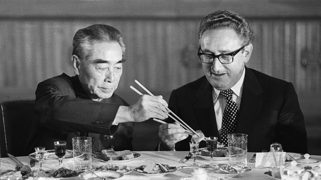Le Premier ministre chinois Zhou Enlai sert le secrétaire d'État américain Henry Kissinger lors d'un banquet d'État au Grand Hall du Peuple à Pékin, le 9 juillet 1971. (Source : Ixtsir)