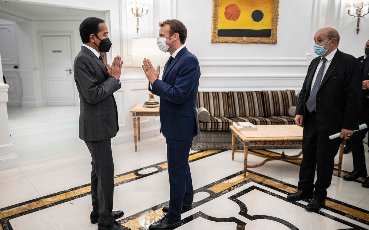Les présidents français Emmanuel Macron et indonésien Joko Widodo ont décidé le 30 octobre 2021, au cours d’une rencontre en marge du G20 à Rome, de travailler ensemble à "un véritable partenariat stratégique" dans l’Indo-Pacifique, annonçait alors l’Élysée.(Source : Sud Ouest)