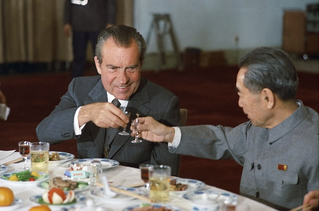 Le président américain Richard Nixon et le Premier ministre chinois Zhou Enlai portent un toast à Pékin, le 25 février 1972. (Source : Wikimedia Commons)