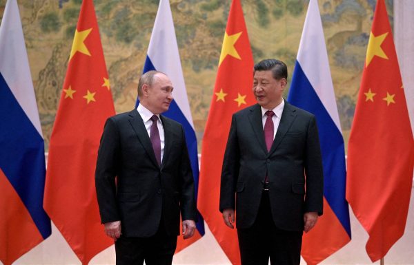 Le président russe Vladimir Poutine et son homologue chinois Xi Jinping, à Pékin le 4 février 2022. (Source : Japan Times)