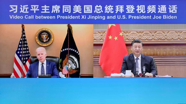 Le président américain Joe Biden et son homologue chinois Xi Jinping lors d'un entretien virtuel le 18 mars 2022. (Source : DW)