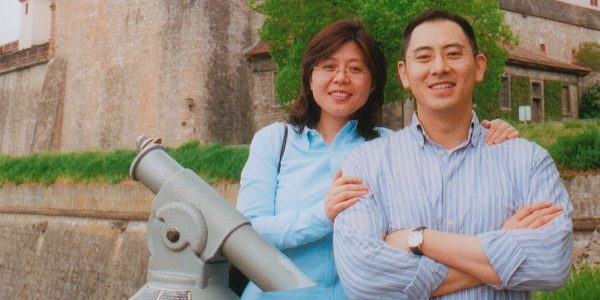 Desmond Shum et sa femme Withney Duan Weihong devant la forteresse de Marienberg en Bavière, vers 2010. (Source : JDD)