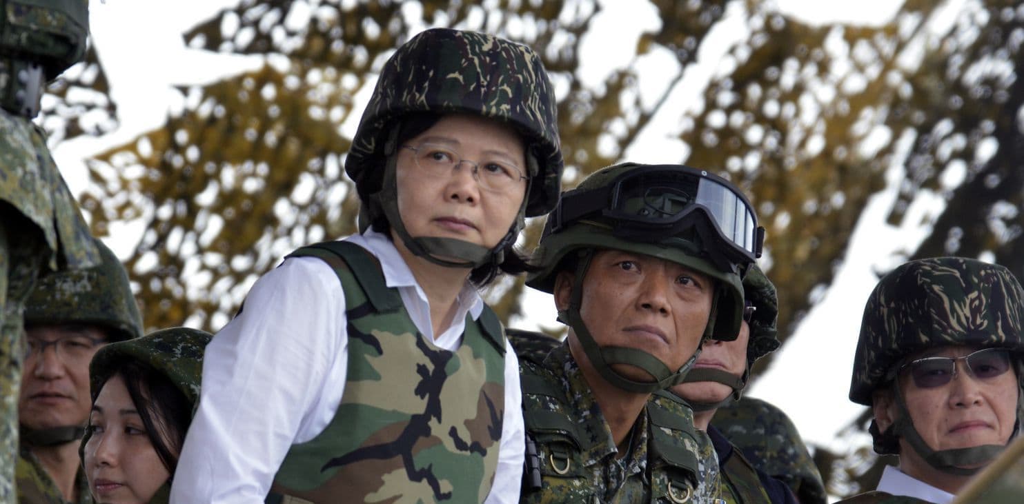 La présidente taïwanaise Tsai Ing-wen assiste à un exercice militaire, en mai 2017. (Source : Intellasia)