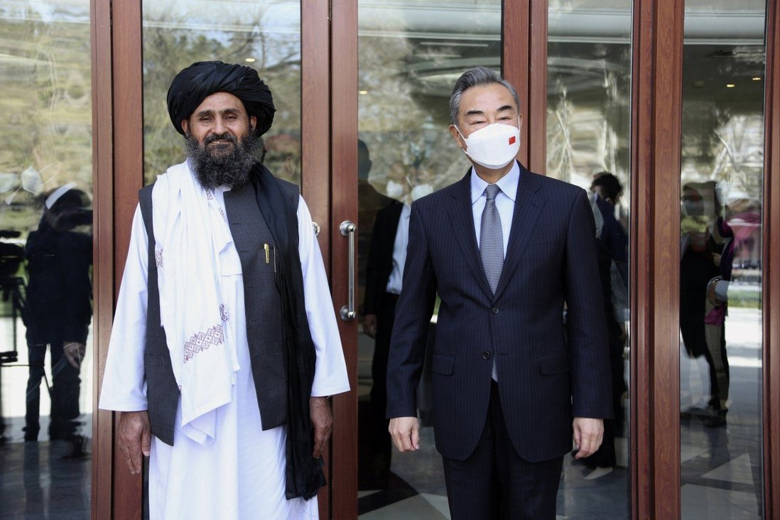 Le ministre chinois des Affaires étrangères Wang Yi et le vice-premier ministre afghan talbian Abdul Ghani Baradar à Kaboul, le 24 March 2022. (Source : SCMP)