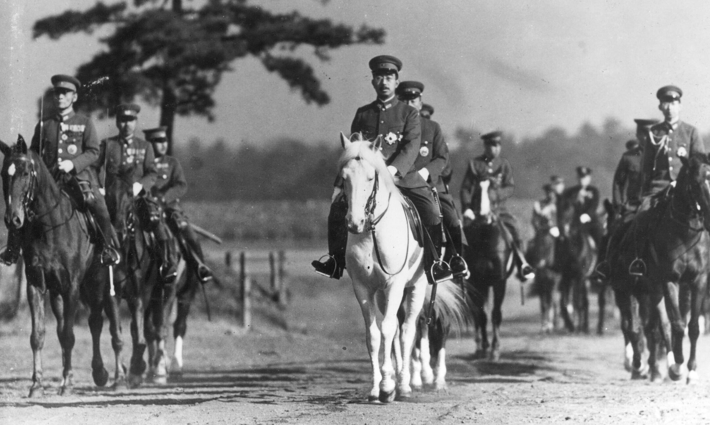 L'empereur Hirohito à cheval dans Tokyo en janvier 1940. (Source : APNEWS)