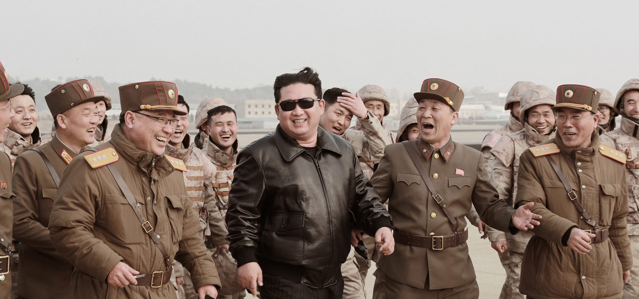 Le dirigeant nord-coréen Kim Jong-Un au milieu d'officiers de l'armée au lancement, selon Pyongyang, du missile balistique intercontinental "Hwasong-17", le 25 mars 2022. (Source : Infobae)