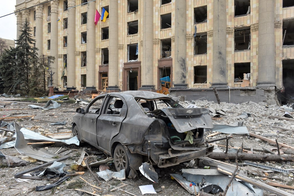 Une rue de Kharkiv, à l'est de l'Ukraine, après un bombardement russe, le 1er mars 2022. (Source : Jakarta Post)