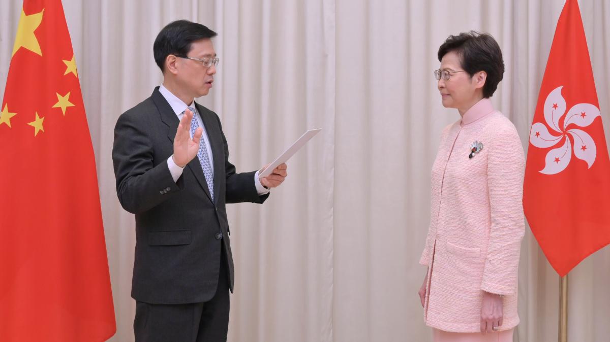 Élu le 8 mai, John Lee remplacera officiellement Carrie Lam comme chef de l'exécutif de Hong Kong le 1er juillet 2022. (Source : The Times)