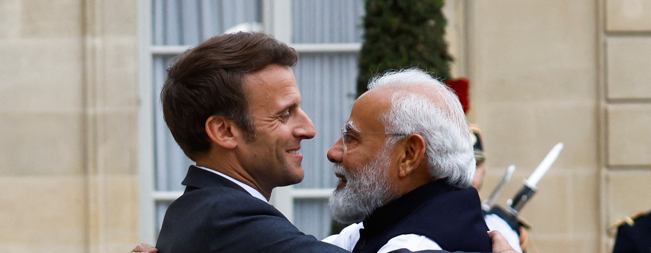 Le président français Emmanuel Macron accueille le Premier ministre indien Narendra Modi dans la cour du palais de l'Élysée à Paris, le 4 mai 2022. (Source : The Tribune)