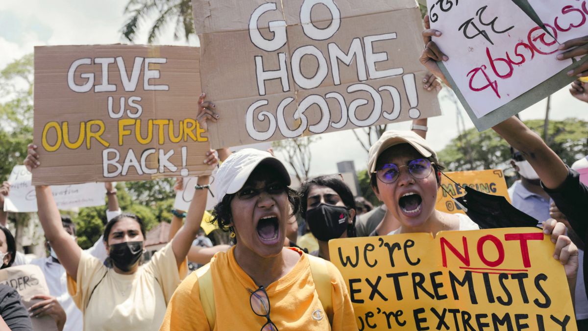 Dans la capitale Colombo, des manifestants demande la démission du président sri-lankais Gotabaya Rajapaksa, le 4 avril 2022. (Source : CNN)