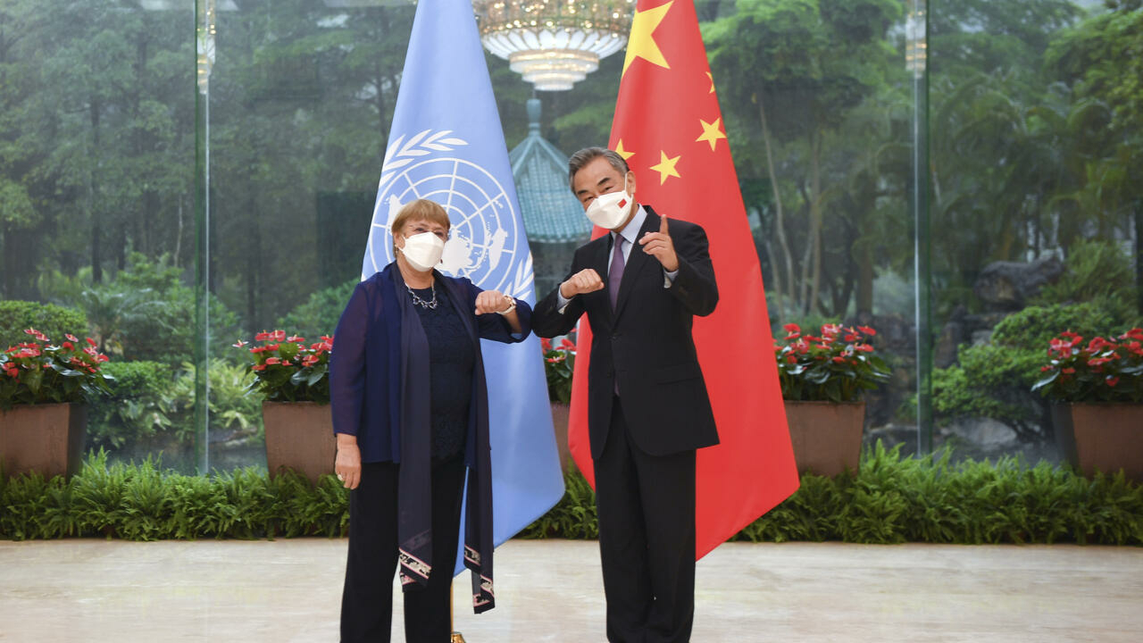 La Haute-Commissaire de l'ONU pour les droits de l'homme Michelle Bachelet avec le ministre chinois des Affaires étrangères Wang Yi, à Canton, le 23 mai 2022. (Source : France 24)