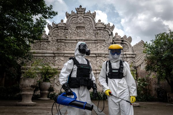 Volontaires chargés de la désinfection pour prévenir tout foyer de Covid-19 au château d'eau de Taman Sari, une attraction touristique populaire à Yogyakarta, en Indonésie, le 31 mars 2020. ((Source : Asia Society)