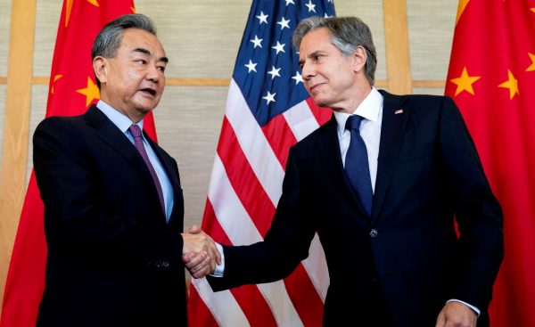 Le secrétaire d'État américain Antony Blinken sert la main du ministre chinois des Affaires étrangères Wang Yi à Bali, au lendemain d'une réunion du G20, le 9 juillet 2022. (Source : Japan Times)