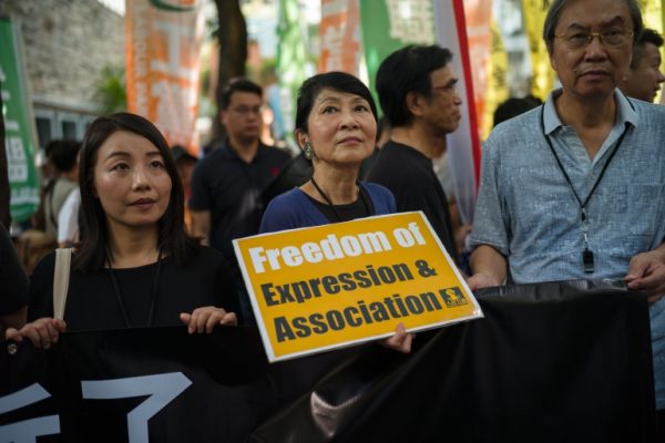Photo Hong Kong : la députée Claudia Mo emprisonnée, symbole tragique de 25 ans de rétrocession