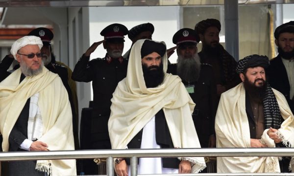Le ministre de l'Intérieur des talibans afghans Sirajuddin Haqqani (au centre) et le vice-Premier ministre Abdul Salam Hanafi (à gauche) lors d'une cérémonie de remise de diplôme à l'académie de police de Kaboul, le 5 mars 2022. (Source : Dawn)