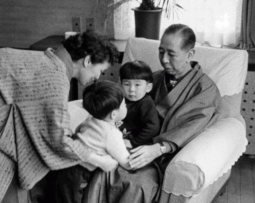 Shinzo Abe sur les genoux de son grand-père Nobusuke Kishi, Premier ministre japonais, dans les années 1960. (Source : NPR)