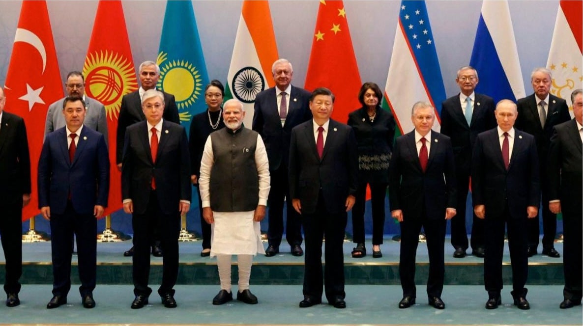Au centre et au premier rang de cette photo de famille du sommet de l'Organisation de coopération de Shanghai, le premier ministre Narendra Modi et le président chinois avec leur 9 autres homologues, dont le Russe Vladimir Poutine, le 15 septembre, à Samarcande. (Source : India Today)